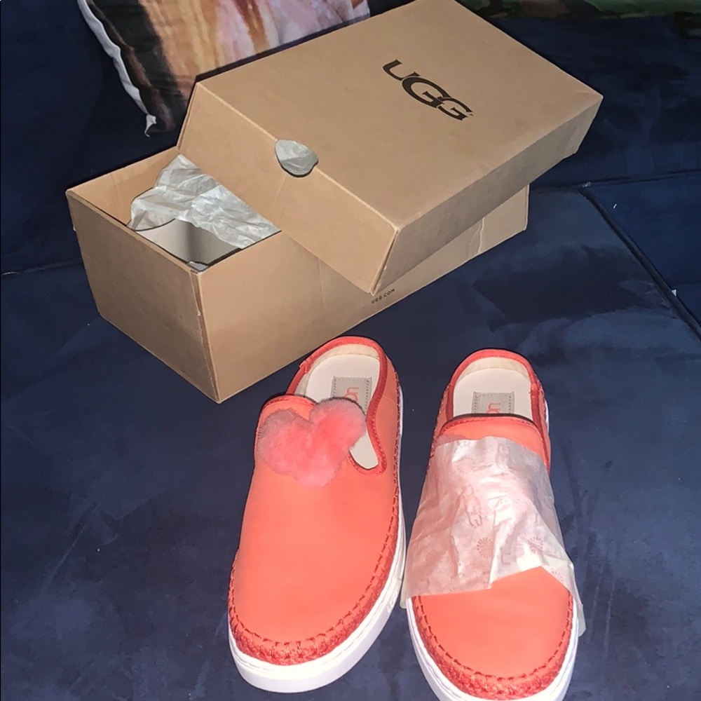 UGG PUFF SLIP ON SHOE